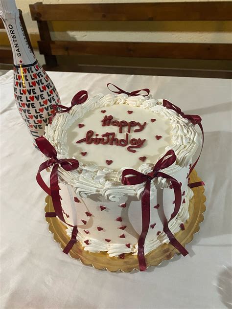 torta di compleanno decorata con dinosauri e vegetazione