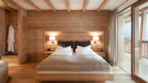 Interno di una camera d'albergo in stile alpino moderno con lettino per bambini