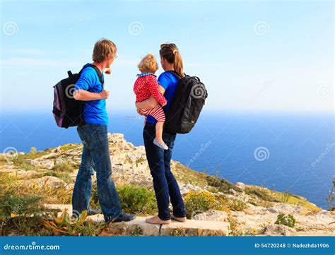 Famiglia che fa un'escursione in montagna in Carinzia