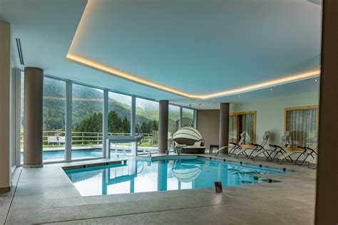 Area benessere con piscina interna ed esterna in un hotel in Carinzia