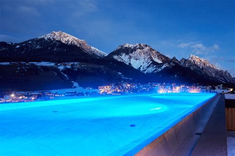 Vista panoramica sui monti Nockberge dall'area benessere di un hotel