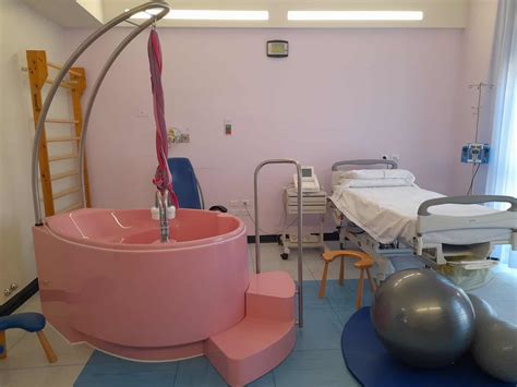 sala parto con vasca per parto in acqua