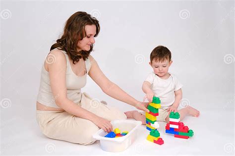 Bambino che gioca con un pannolone