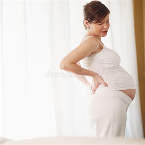 Donna incinta che si massaggia la schiena