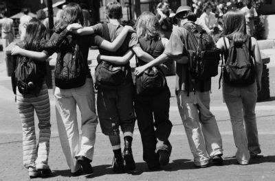 adolescente che evita un gruppo di coetanei