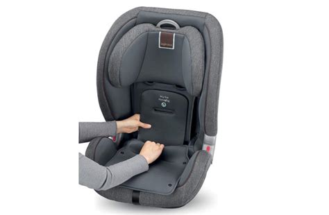 Dispositivo Inglesina Ally Pad installato su un seggiolino auto per neonato