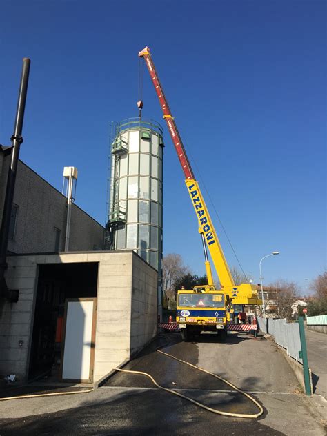 autogru in un cantiere edile