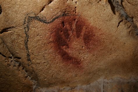 Impronta di mano femminile in una grotta paleolitica