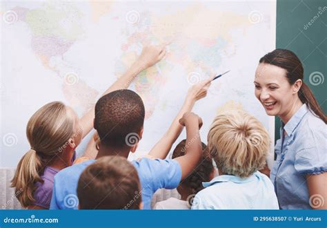 Bambini che guardano una mappa del mondo