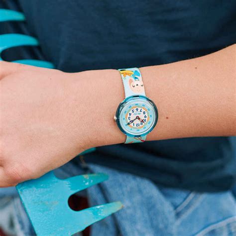 Bambino che guarda un orologio Flik Flak