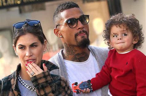Melissa Satta e Kevin Prince Boateng con il passeggino
