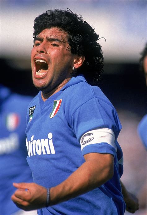 Una foto d'epoca di Diego Armando Maradona e la squadra del Napoli