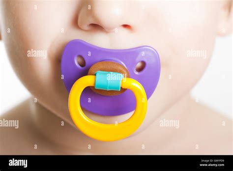bambino che usa un succhietto