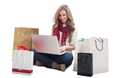 donna che fa shopping online su un laptop