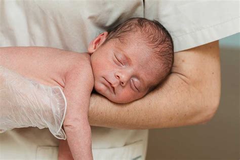 neonato sovrastimolato