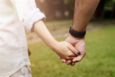 Coppia innamorata che si tiene per mano