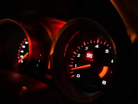 Dashboard di una Mercedes-Benz con la spia SRS accesa