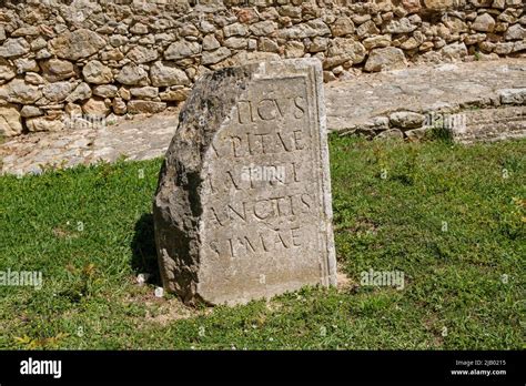 Antica stele con iscrizioni dialettali salentine