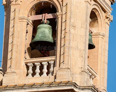 Illustrazione di una campana di chiesa con una grossa fune