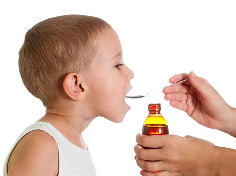 Bambino che prende la medicina liquida