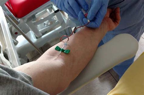 Donne incinta che fanno un prelievo di sangue