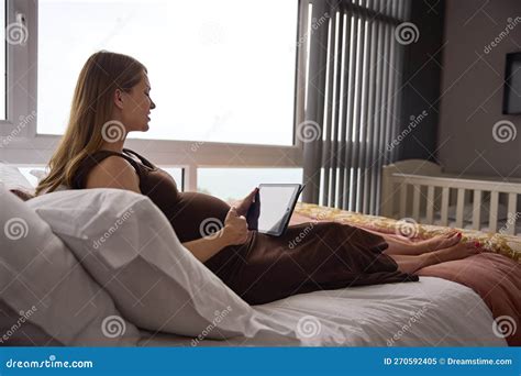 Donna incinta che si rilassa