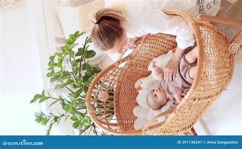 Madre che culla il suo neonato