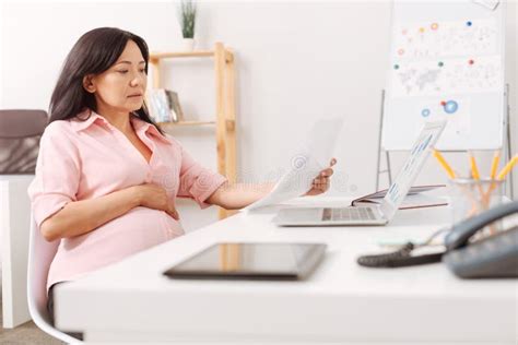 Donna incinta che lavora al computer
