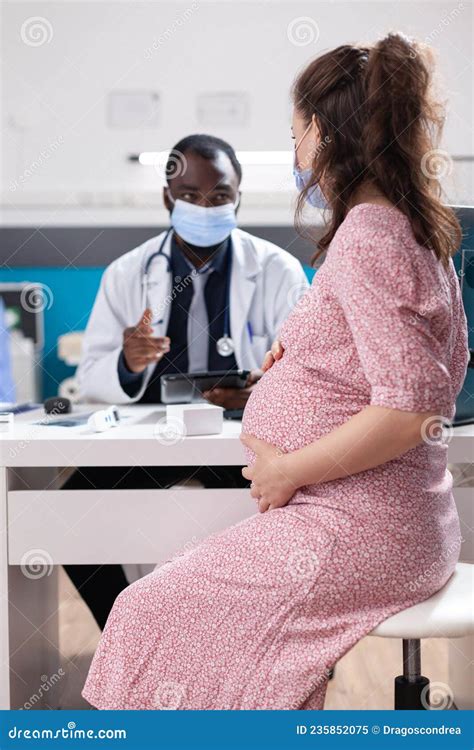 Donna incinta che consulta documenti