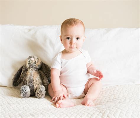 Bambino di 7 mesi che gattona