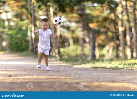 Bambino che gioca all'aperto in un parco