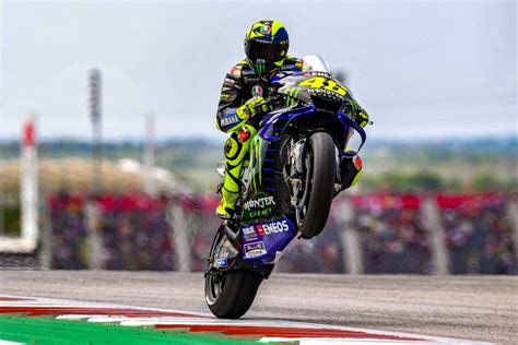 Valentino Rossi con la sua prima moto da GP