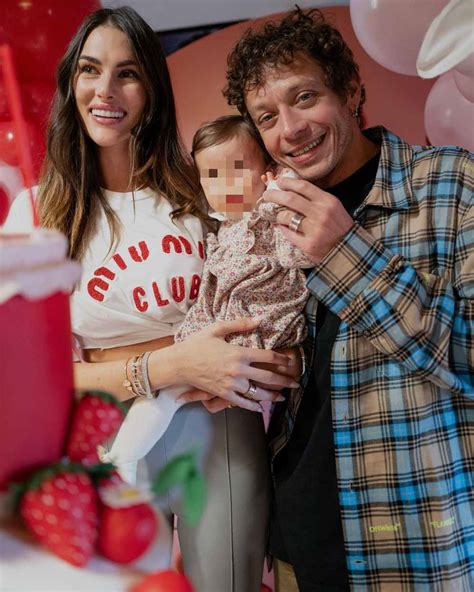 Valentino Rossi con Francesca Sofia Novello e la figlia Giulietta