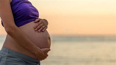 Donna incinta che accarezza il pancione