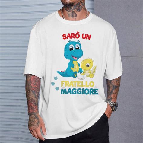 bambino con maglietta 