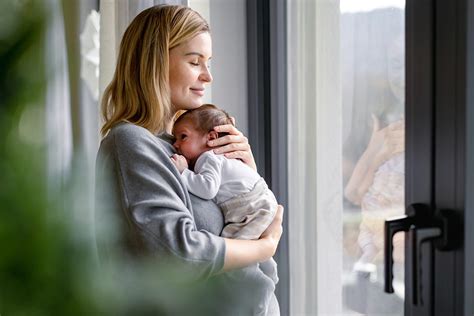 Illustrazione di un bambino che si addormenta tra le braccia della mamma, con simboli di alternative al seno