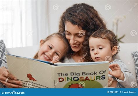 Famiglia che legge un libro insieme sul divano
