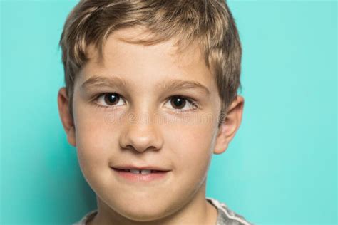 Primo piano di un bambino con un sorriso smagliante, indossando un costume da Arlecchino