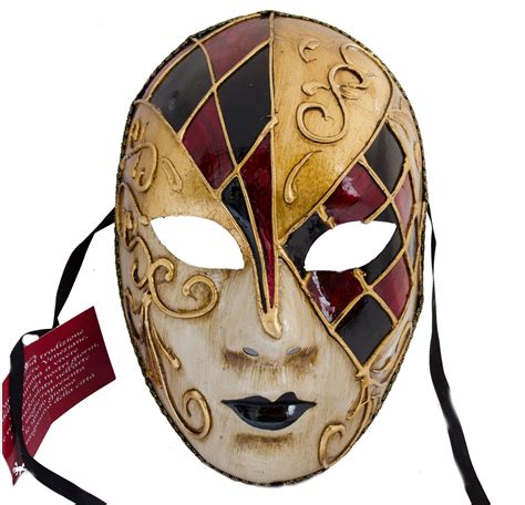 Una selezione di maschere veneziane, tra cui una maschera nera per gli occhi e una maschera di Arlecchino in plastica