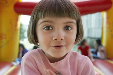bambina con frangetta sorridente