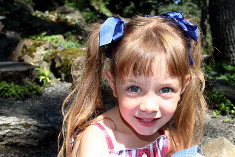 bambina con fascia colorata e codine