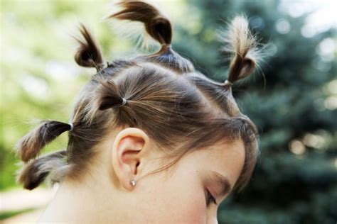 bambina con mezze codine alte