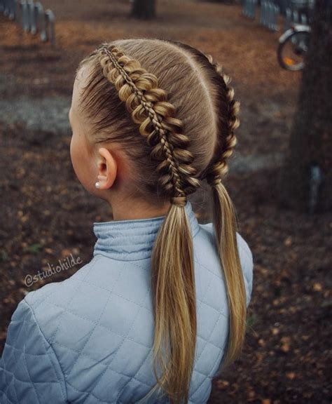 bambina con trecce
