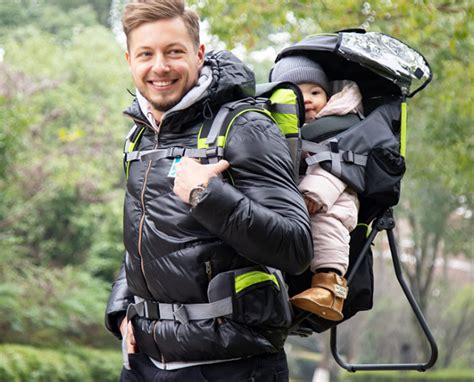 Bambino in zaino porta bimbo con vista panoramica