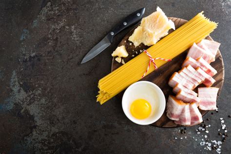 Ingredienti per la carbonara: uova, pecorino, guanciale, pepe