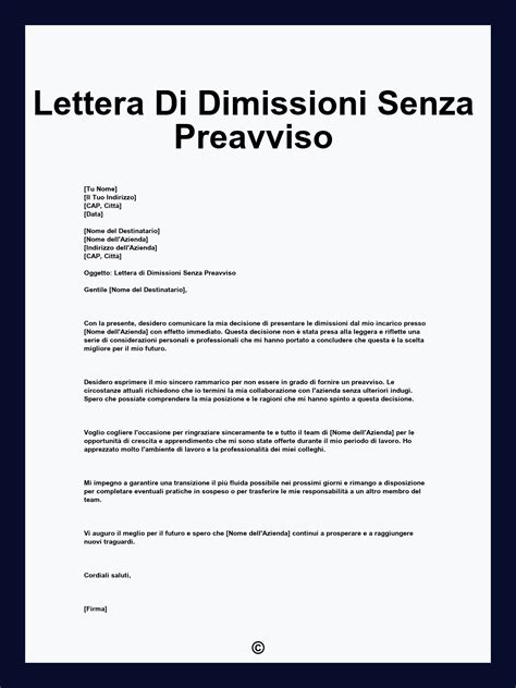 Donna che scrive una lettera di dimissioni