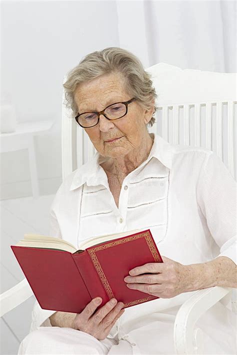 Donna anziana che legge un libro