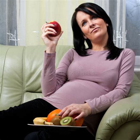 Donna incinta che mangia frutta fresca