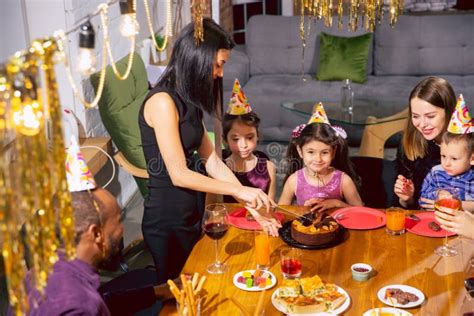 famiglia che festeggia un neonato