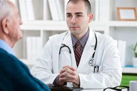 Medico che parla con una paziente incinta